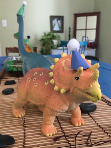 simple dinosaur birthday party table ideas